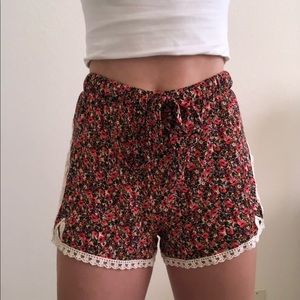floral pattern flowy shorts with lace detailing.
